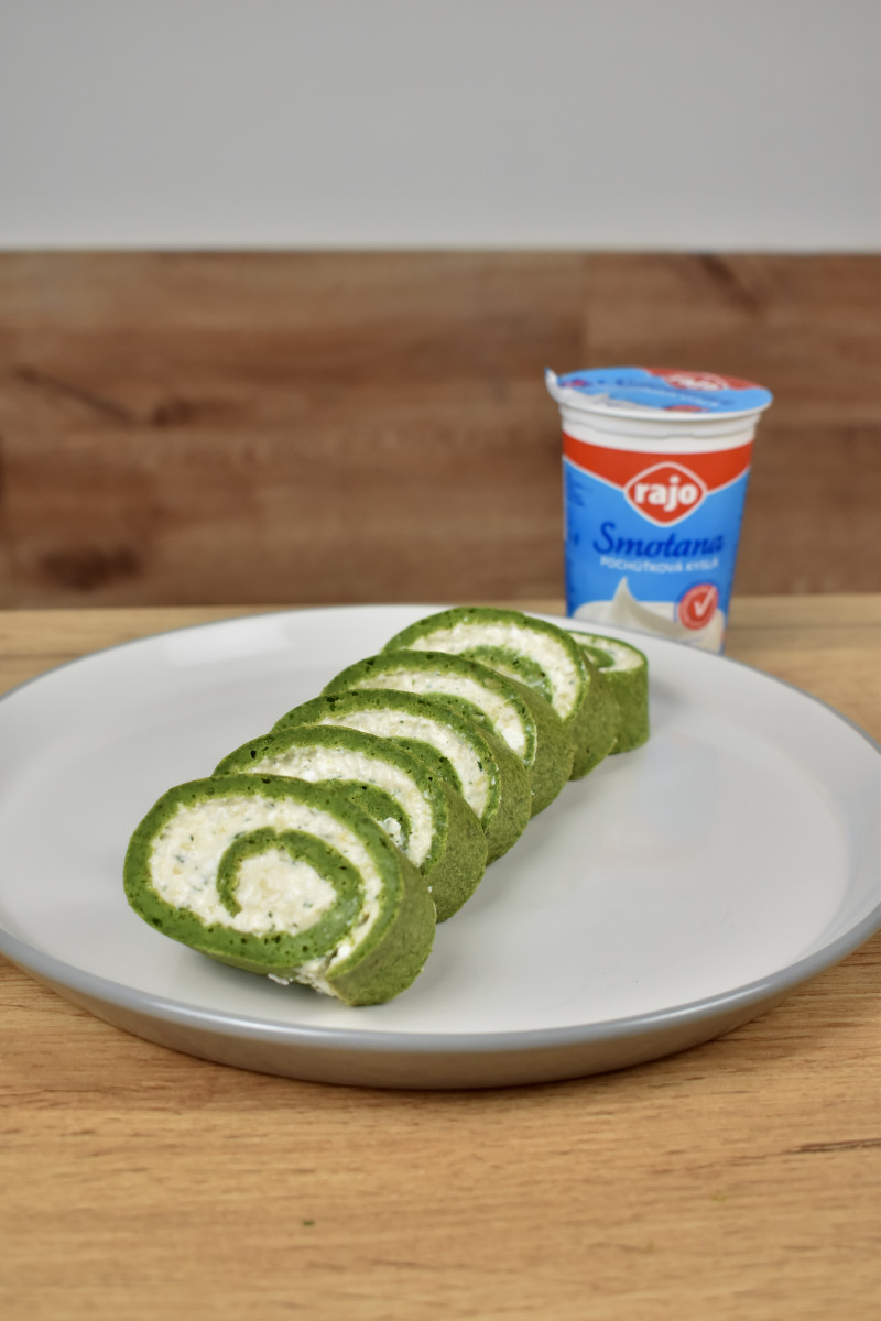 Roláda s medvedím cesnakom a kyslou smotanou